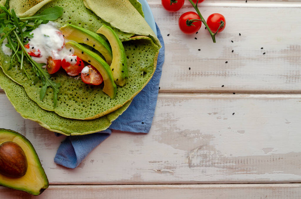 Блинчики со шпинатом или маття с листьями рукколы и ломтиками авокадо
 - Фото, изображение