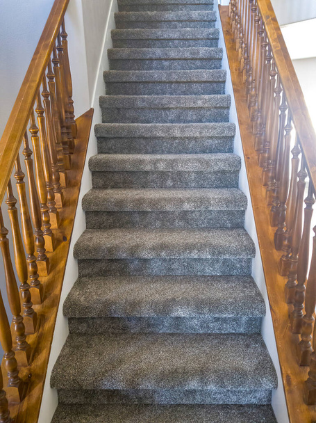 Escalier intérieur avec marches en moquette et balustrades en bois marron - Photo, image