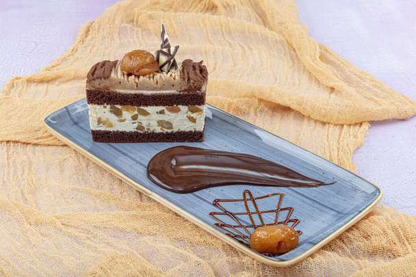 Schokoladenüberzogenes Kastanien-Dessert mit Pistazienpuder. / Kestane Sekeri - Foto, Bild