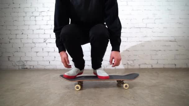 Skateboardista předvádí skateboard trik - ollie na betonu. Sportovec cvičí skok, připravuje se na soutěž. Extrémní sport, kultura mládeže, městský styl - Záběry, video