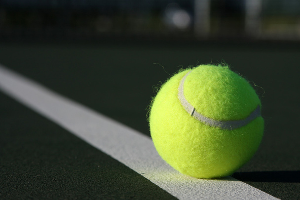 pelota de tenis en la cancha - Foto, Imagen