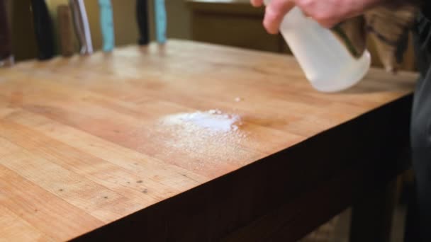 Soluzione spray su un tavolo di legno per disinfettarlo
 - Filmati, video