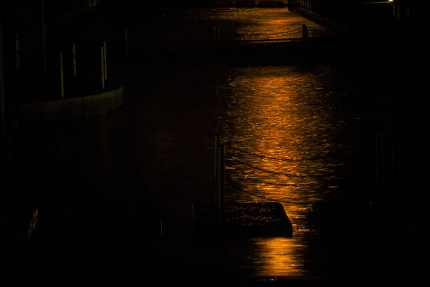 Úplněk měsíčního svitu odrážející se na vodní hladině - Fotografie, Obrázek