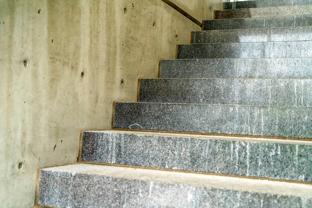 Κοντινό πλάνο πατητών σκυροδέματος μιας σκάλας μέσα σε εμπορικό κτίριο - Φωτογραφία, εικόνα