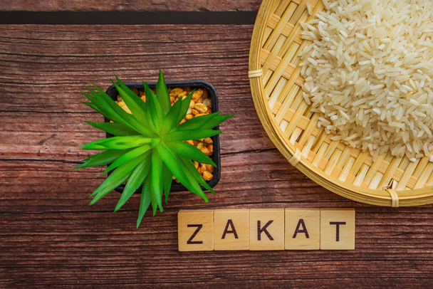 ZAKAT (оподаткування за ігламом) текст на дерев'яному столі. Ісламська концепція сакатів. Вибіркове зосередження. - Фото, зображення