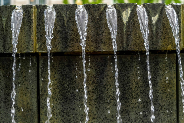 Sijpelend helder water van fontein close-up buiten Utah State Capital Building - Foto, afbeelding
