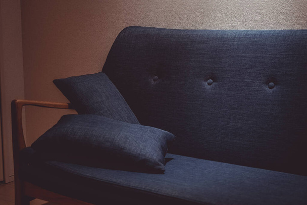 Stylowa sofa, która została oświetlona przez oświetlenie - Zdjęcie, obraz