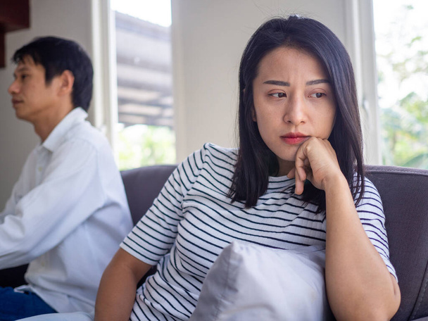 Schöne asiatische Frauen denken über Liebesprobleme nach oder wollen sich scheiden lassen. Die Frau ist nach einem Streit mit ihrem Mann gestresst und traurig. Probleme Familienbeziehungen müssen Abschied nehmen und enden - Foto, Bild