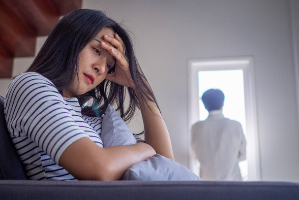 Le donne asiatiche piangono e si irritano per il comportamento del marito. Dopo una discussione e causando dolore al cuore. Arrabbiato e non comprendendo l'un l'altro, risultante al divorzio - Foto, immagini