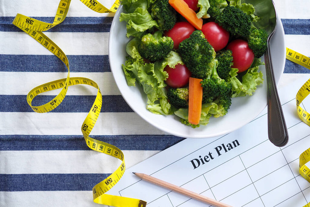 Zdravé stravovací koncepce, kontrola stravy, hubnutí a dietní plány, snížení škrobu, jíst saláty místo. - Fotografie, Obrázek
