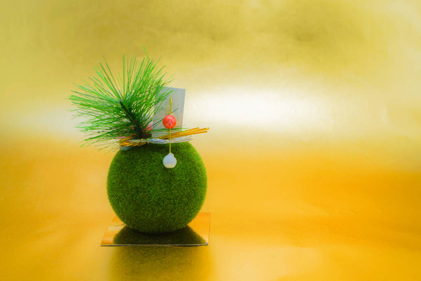 Écran pliant doré et un petit bonsaï de (matériel de carte du Nouvel An) - Photo, image