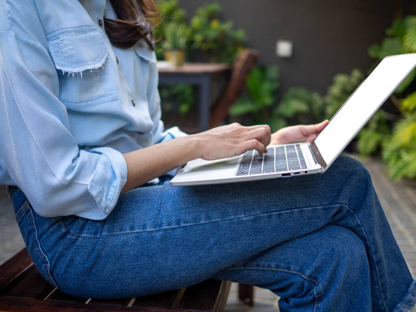 Freelancers Net Idol ou Blogger com laptops trabalhando no jardim em casa e se conectando à internet via laptop. revisão escrevendo novo produto e novo artigo
. - Foto, Imagem