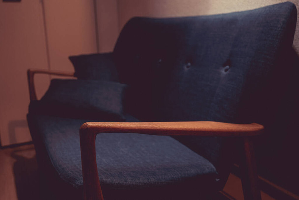 Stílusos kanapé, amely megvilágította a világítás - Fotó, kép
