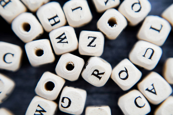 Bloque de alfabeto tachonado en el suelo
 - Foto, imagen