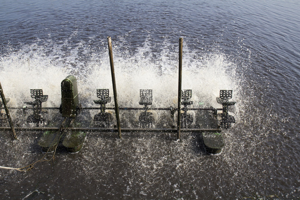 Máquina de turbina de agua en aguas residuales
 - Foto, imagen