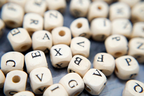 Blok abecedy posázený na podlaze - Fotografie, Obrázek