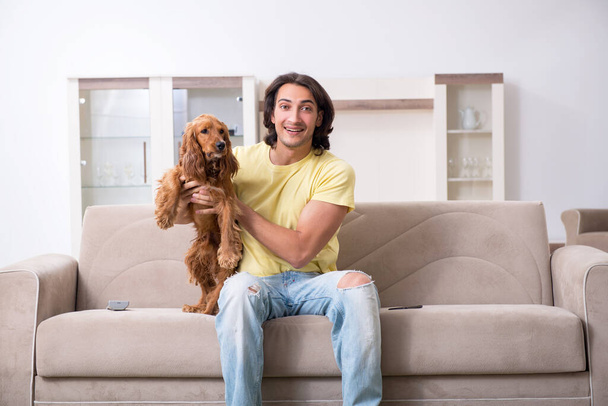 Jovem com cocker spaniel cão
 - Foto, Imagem