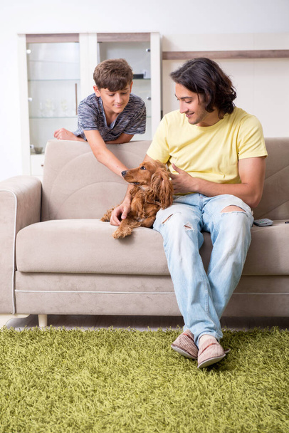 Młody ojciec i jego syn z cocker spaniel dog - Zdjęcie, obraz