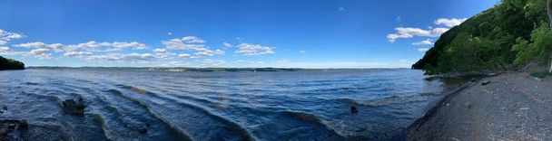 Nyack, NY / USA-06 / 13 / 20: A panoramic view of the Hudson River seen from Nyack Beach State Park - Фото, зображення