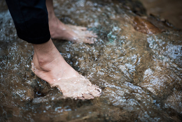 Stopy chłodzone przez wodę rzeczną - Zdjęcie, obraz