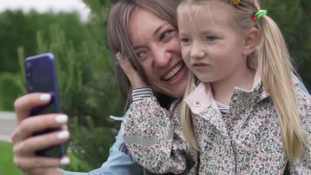 mooie Moeder met baby dochter gefotografeerd op mobiele telefoon - Video