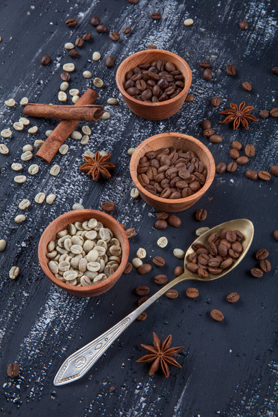 Vue du dessus de trois variétés différentes de grains de café sur fond vintage foncé
. - Photo, image