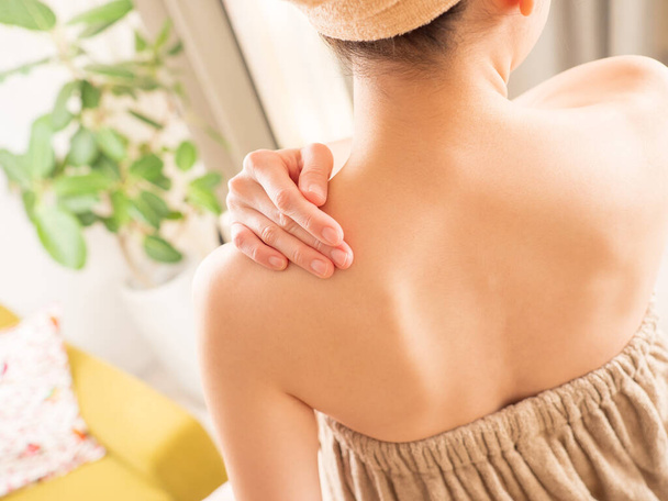 Egy nő képe, aki törődik a hátbőrápolással - Fotó, kép