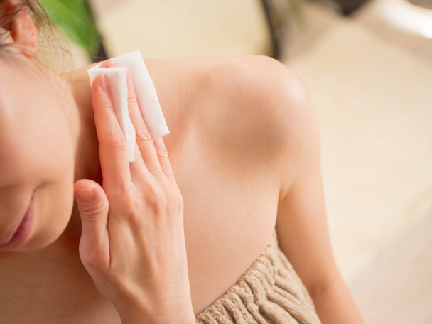 Image of moisturizing the neck muscles after bathing - Photo, Image