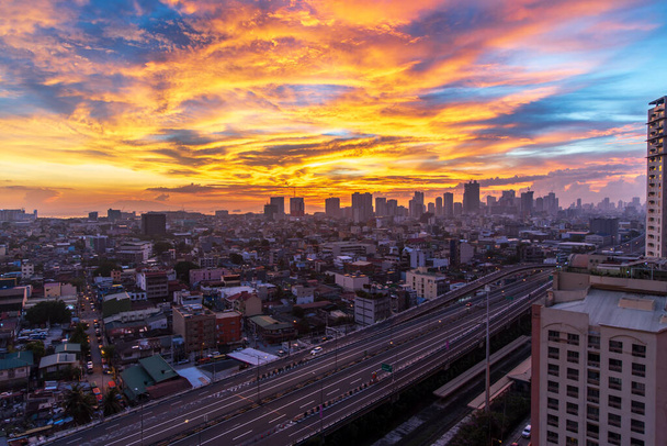 16 Μαΐου 2020 όμορφο ηλιοβασίλεμα στη Μανίλα, Μανίλα, Φιλιππίνες - Φωτογραφία, εικόνα