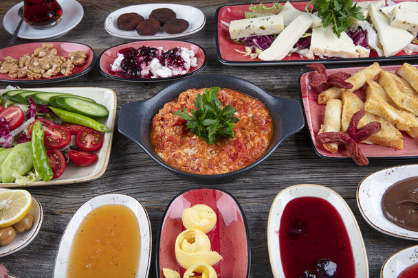 Cozinha tradicional turca conceito restaurante aldeia pequeno-almoço. Pequeno-almoço turco tradicional servido com chá turco tradicional na mesa de madeira
.  - Foto, Imagem