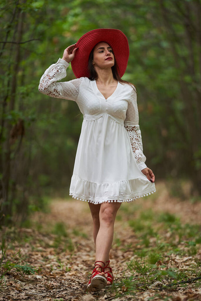 Gorgeous beauty model in summer dress posing outdoor in an oak forest - Fotoğraf, Görsel