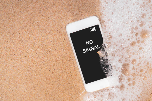 Keine Signalwörter auf dem Smartphone am tropischen Sandstrand. Schwarzer Kopierraum des Technologie-Business-und Reise-Natur-Konzepts. - Foto, Bild