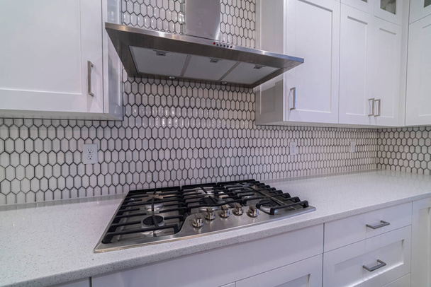 Cuisinière moderne plaque de cuisson et ventilateur d'aspiration intérieur - Photo, image