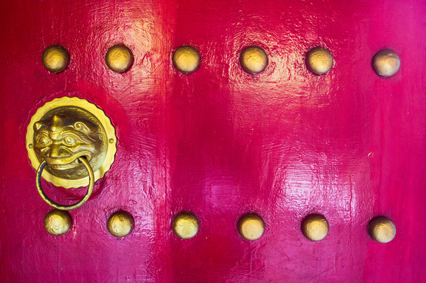 leijonan pää ovi koputtaa kiinalainen punainen ovi (oikea käsi
) - Valokuva, kuva