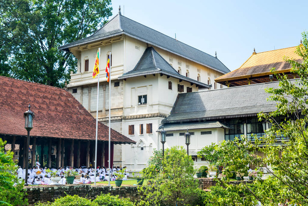 Gebäude innerhalb des Komplexes von Sri Dalada Maligawa oder des Tempels des Heiligen Zahnes, einem buddhistischen Tempel in Kandy, Sri Lanka. die die Reliquie des Zahnes des Buddha beherbergt. - Foto, Bild