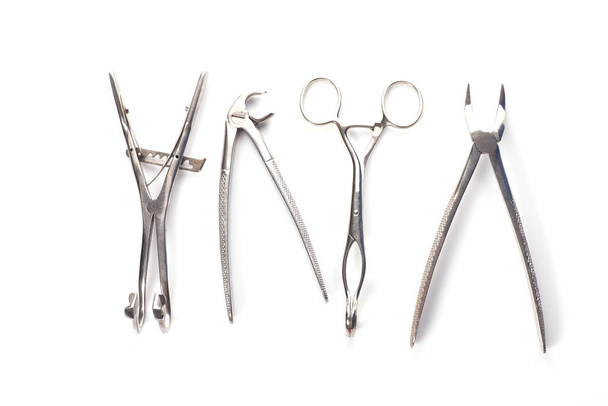 Рядок різних стоматологічних інструментів ізольовано на білому
 - Фото, зображення