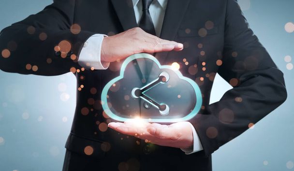 Empresario sosteniendo icono de almacenamiento en la nube digital transparente
 - Foto, imagen