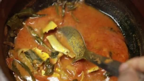 Meen Vattichathu lub Pattichathu, gotowane ryby sardynki. Tradycyjne gorące i pikantne ryby curry Kerala Indie z suszonych czerwonych chłodnych i zielonych liści curry. Bardzo popularne przybrzeżne jedzenie jeść z tapioki lub ryżu - Materiał filmowy, wideo