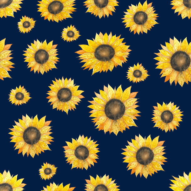 Akvarel bezešvný vzor se slunečnicemi. Ručně kreslené, přírodní žlutooranžové květy. Letní vzor na tmavomodrém pozadí - Fotografie, Obrázek
