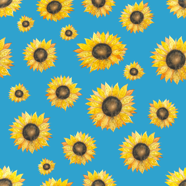 Akvarel bezešvný vzor se slunečnicemi. Ručně kreslené, přírodní žlutooranžové květy. Letní vzor na modrém pozadí - Fotografie, Obrázek