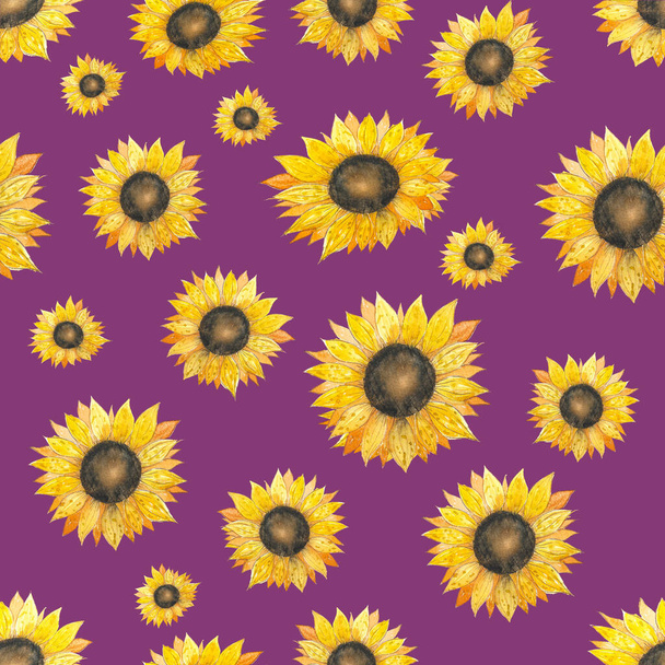 Akvarel bezešvný vzor se slunečnicemi. Ručně kreslené, přírodní žlutooranžové květy. Letní vzor na fialovém pozadí - Fotografie, Obrázek