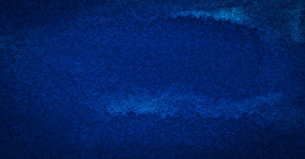 Fondo de acuarela azul clásico oscuro con trazos rotos y pintura borrosa desigual. Fondo abstracto para el diseño, diseños y patrones
. - Foto, Imagen