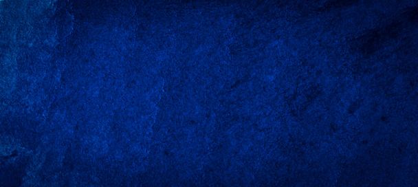 Sfondo acquerello blu classico scuro con tratti strappati e vernice sfocata irregolare. Sfondo astratto per design, layout e modelli
. - Foto, immagini