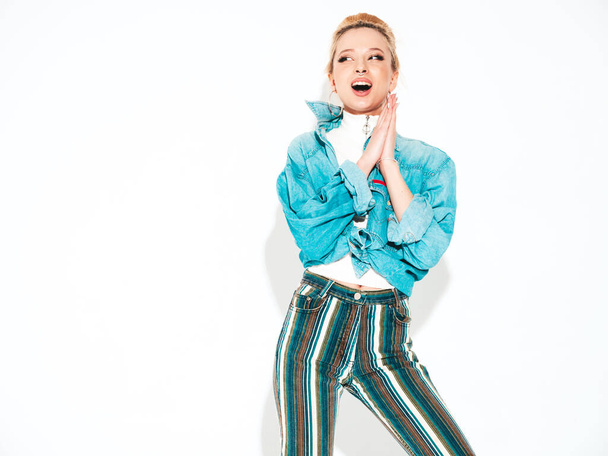 Портрет молодой красивой улыбающейся хипстерки в модном летнем джинсовом пиджаке. Ретро стиль
 - Фото, изображение