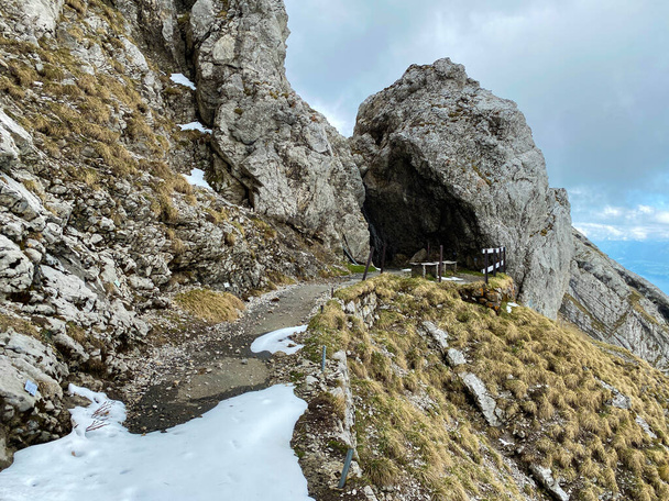 Стежки для ходьби, походів, спорту та відпочинку на схилах масиву Пілатус і в альпійських долинах біля підніжжя гори Альпнах - Кантон Обвальден (Швайз).) - Фото, зображення