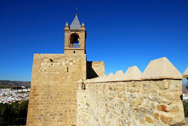 Wieża zamkowa (torre del homenaje) i pola bitwy, Antequera, prowincja Malaga, Andaluzja, Hiszpania, Europa Zachodnia. - Zdjęcie, obraz