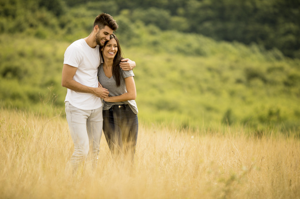 Jolie jeune couple amoureux dehors dans la nature printanière - Photo, image
