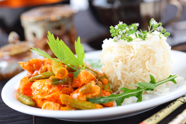 Rayas de pollo al curry rojo con arroz
 - Foto, imagen