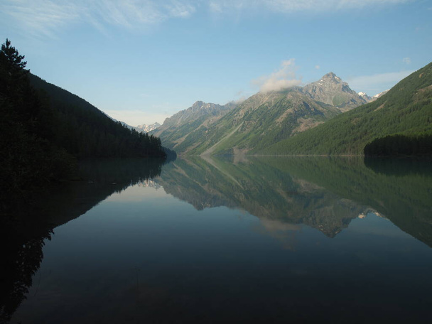 krajina pohoří Altai a řeka - Fotografie, Obrázek