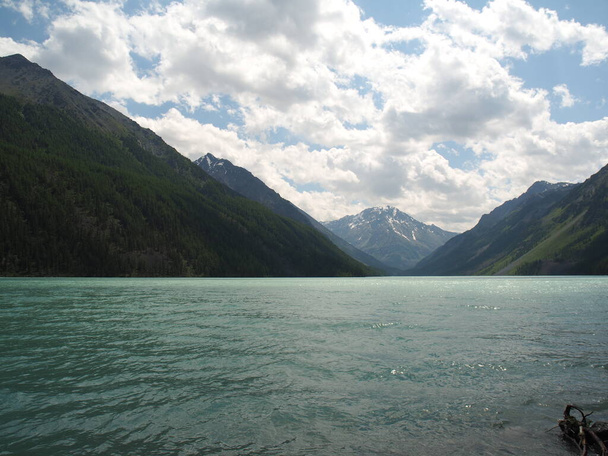 paisaje de las cadenas montañosas y del río Altai
 - Foto, imagen
